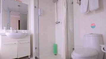 Combined shower/bathtub, free toiletries, hair dryer, slippers