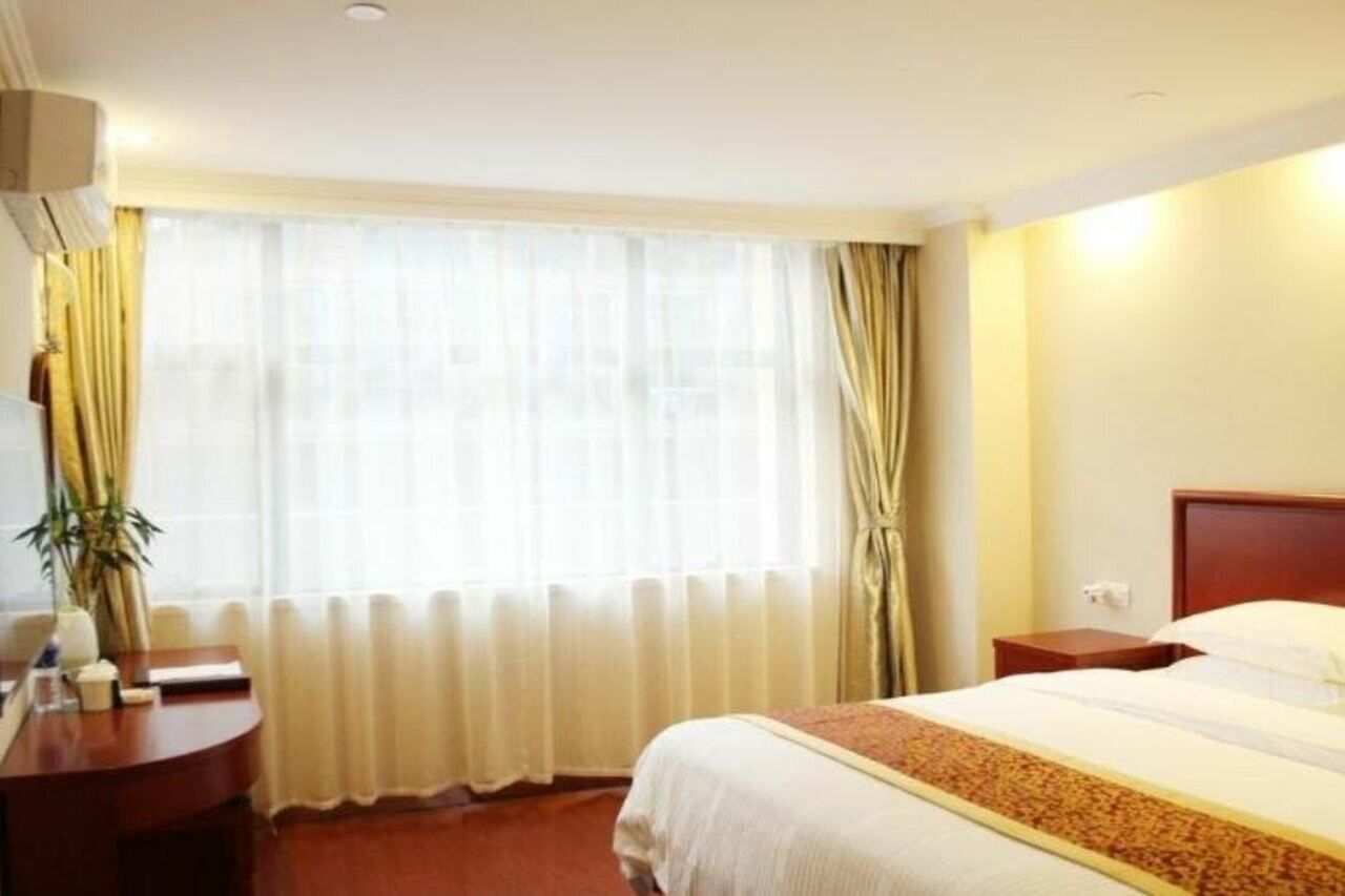 Blackout curtains, iron/ironing board, free wired Internet