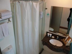 Duschwanne, kostenlose Toilettenartikel, Haartrockner, Hausschuhe