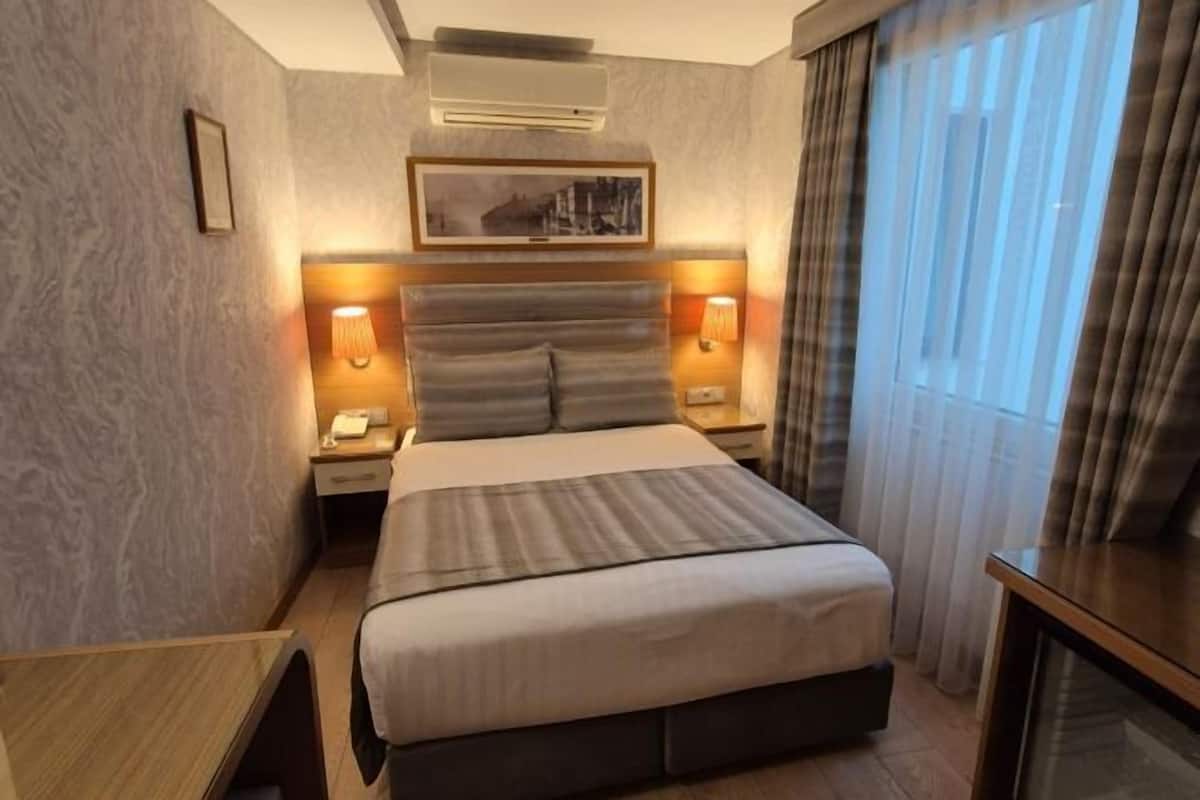 Roupas de cama premium, camas com colchões pillow-top, frigobar