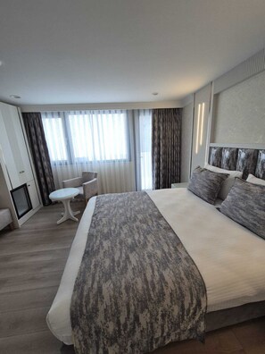 King Suite Room | Roupas de cama premium, camas com colchões pillow-top, frigobar