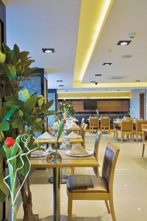 Serveert ontbijt, lunch, Turkse gerechten, uitzicht op het zwembad 