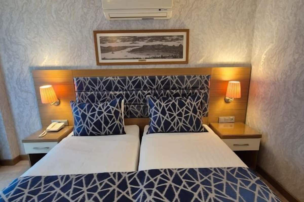 Roupas de cama premium, camas com colchões pillow-top, frigobar