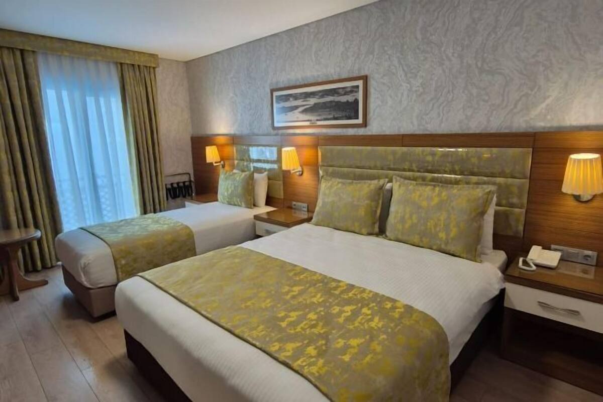 Roupas de cama premium, camas com colchões pillow-top, frigobar