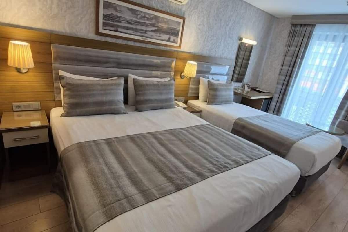 Roupas de cama premium, camas com colchões pillow-top, frigobar
