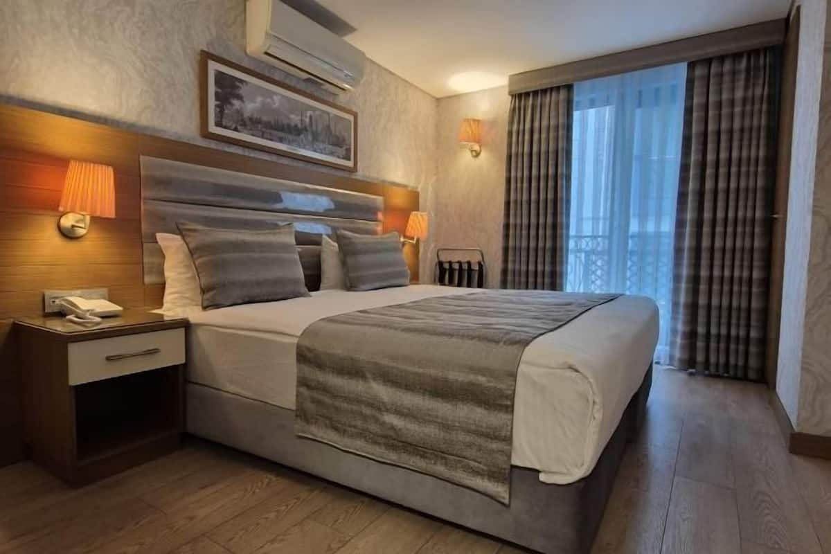 Roupas de cama premium, camas com colchões pillow-top, frigobar