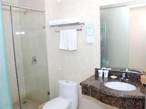 Ducha y bañera combinadas y artículos de higiene personal gratuitos