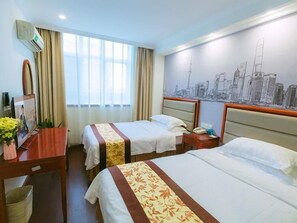 Caja fuerte, escritorio, cortinas opacas y tabla de planchar con plancha