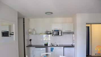 Refrigerador, placa de cocina, tetera/pava eléctrica