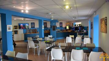 Petit déjeuner buffet (12 EUR par personne)