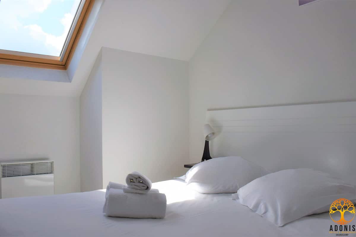 2 bedrooms, soundproofing, free cribs/infant beds, free WiFi