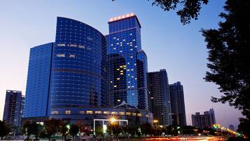 Majoituspaikan julkisivu illalla/yöllä