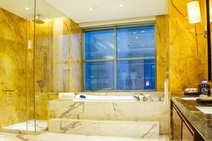 Presidential Suite | Bathroom | Separate bathtub and shower, rainfall showerhead, free toiletries