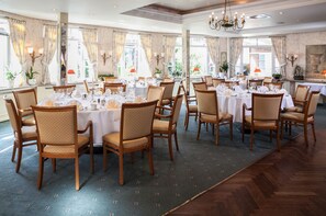 Breakfast, lunch and dinner served