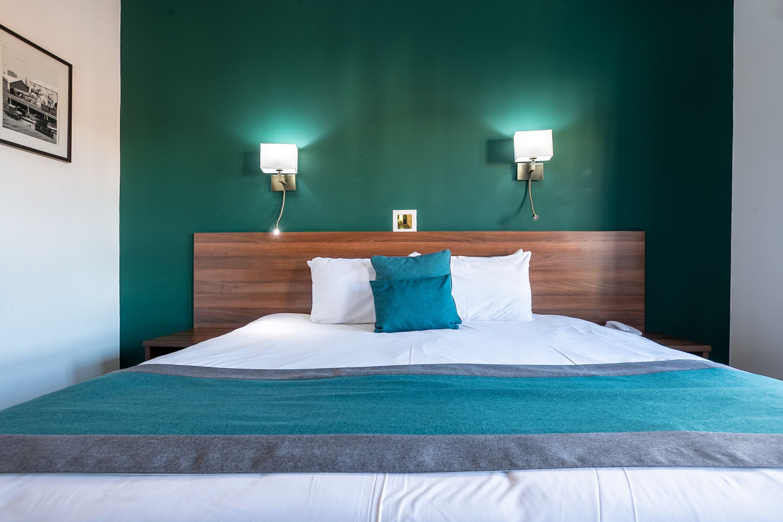 Bureau, fer et planche à repasser, lits pliants/supplémentaires