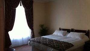 Iron/ironing board, WiFi (free), alarm clocks - Cartwright Hotel (Bradford)