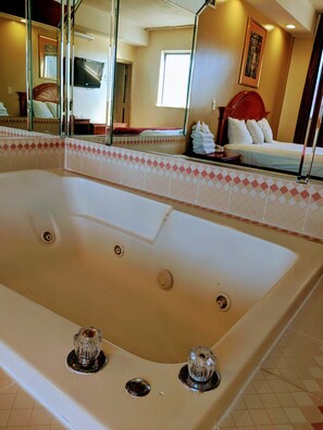 Standard Room, 1 Queen Bed, Jetted Tub | Private spa tub - Jets Motor Inn (Jamaica)