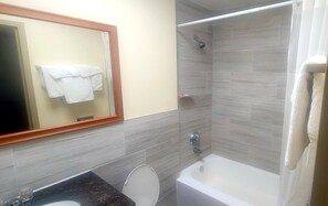 Tina con regadera, amenidades de baño gratuitas, toallas, jabón 