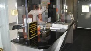 Un comptoir sur lequel est affiché un panneau indiquant que la direction n’est pas responsable des objets perdus.