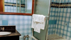 Une salle de bain avec des toilettes, un lavabo et une baignoire.