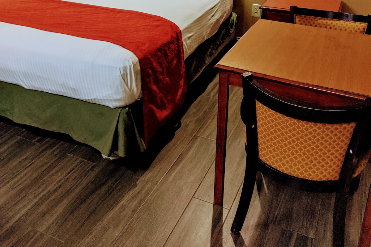 Standard Room, 1 Queen Bed | Desk, blackout drapes, free WiFi, bed sheets