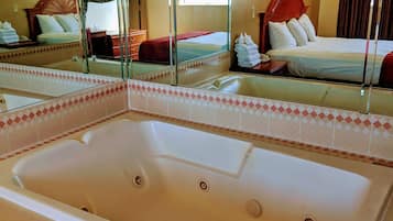 Habitación estándar, 1 cama Queen size, hidromasaje | Tina de hidromasaje privada