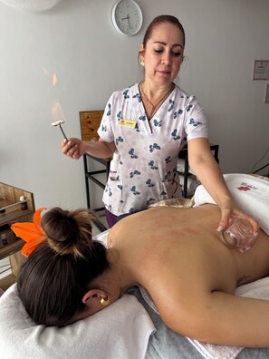 Aromatherapy, hot stone massages, Swedish massages, prenatal massages - Las Pérgolas (Guadalajara)