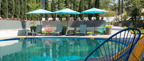 Piscine extérieure, parasols de plage, chaises longues