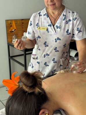 Aromaterapi, massasje med varme steiner og svensk massasje