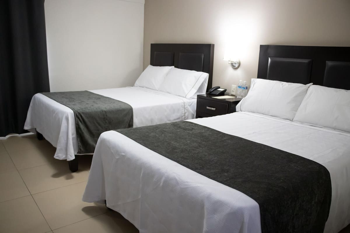 Tabla de planchar con plancha, wifi gratis y ropa de cama 