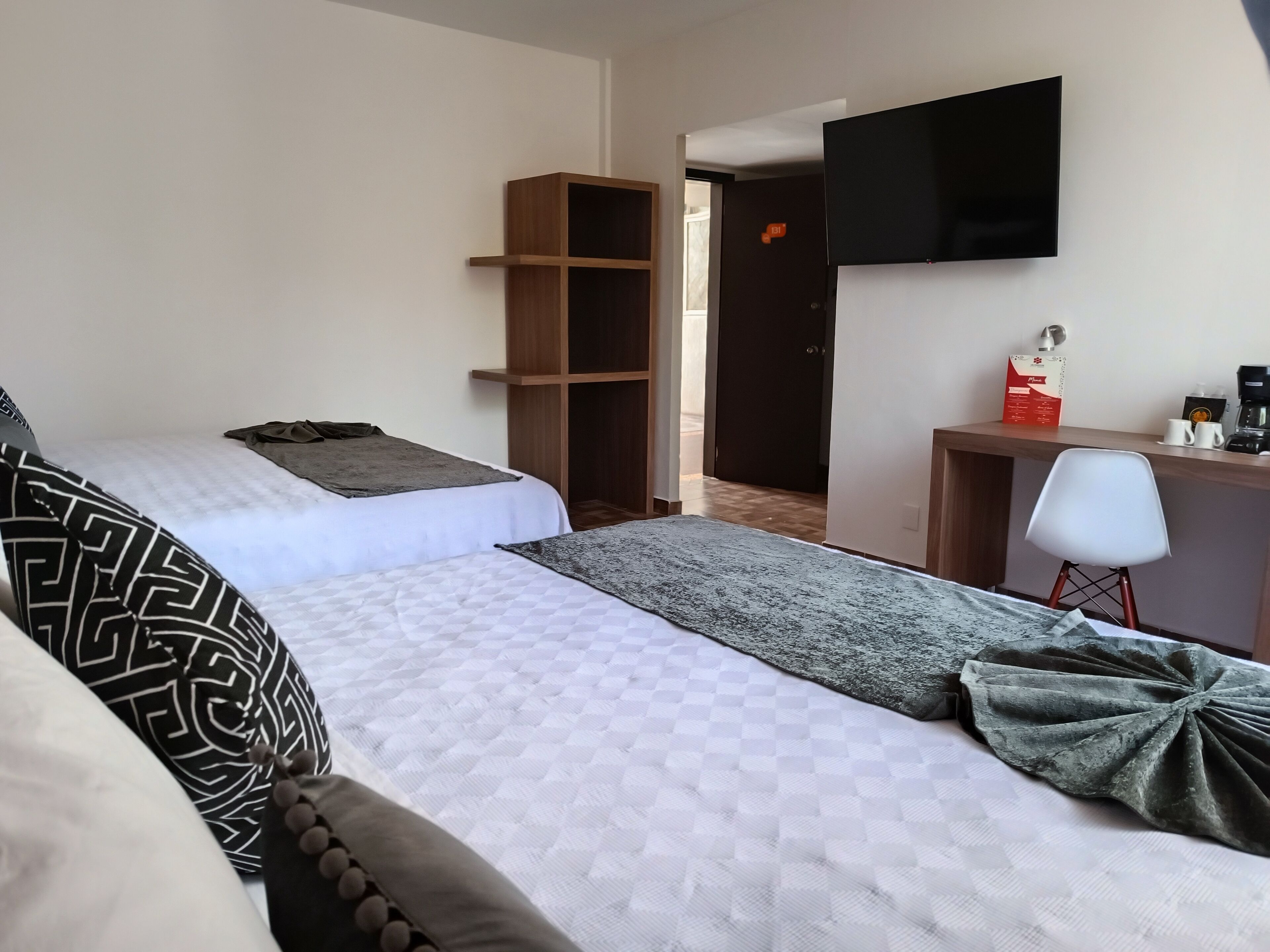 Tabla de planchar con plancha, wifi gratis y ropa de cama 