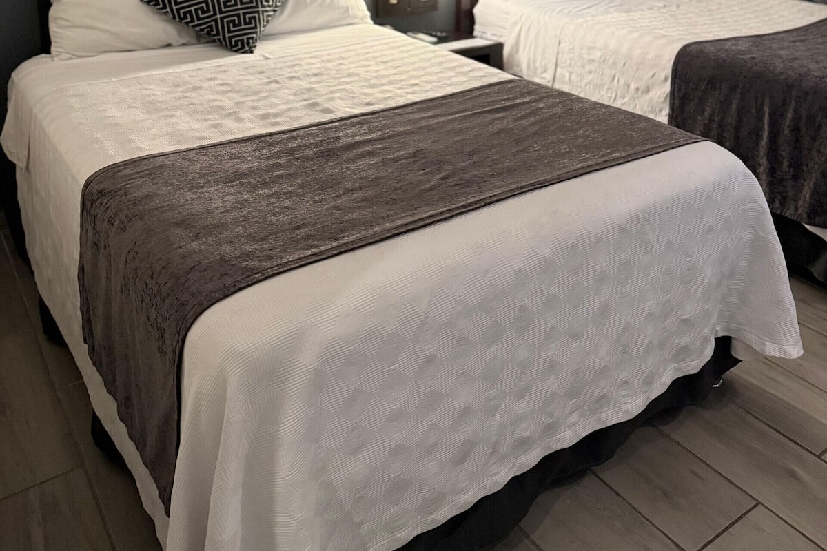 Tabla de planchar con plancha, wifi gratis y ropa de cama 