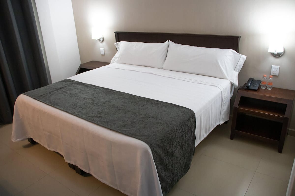 Tabla de planchar con plancha, wifi gratis y ropa de cama 