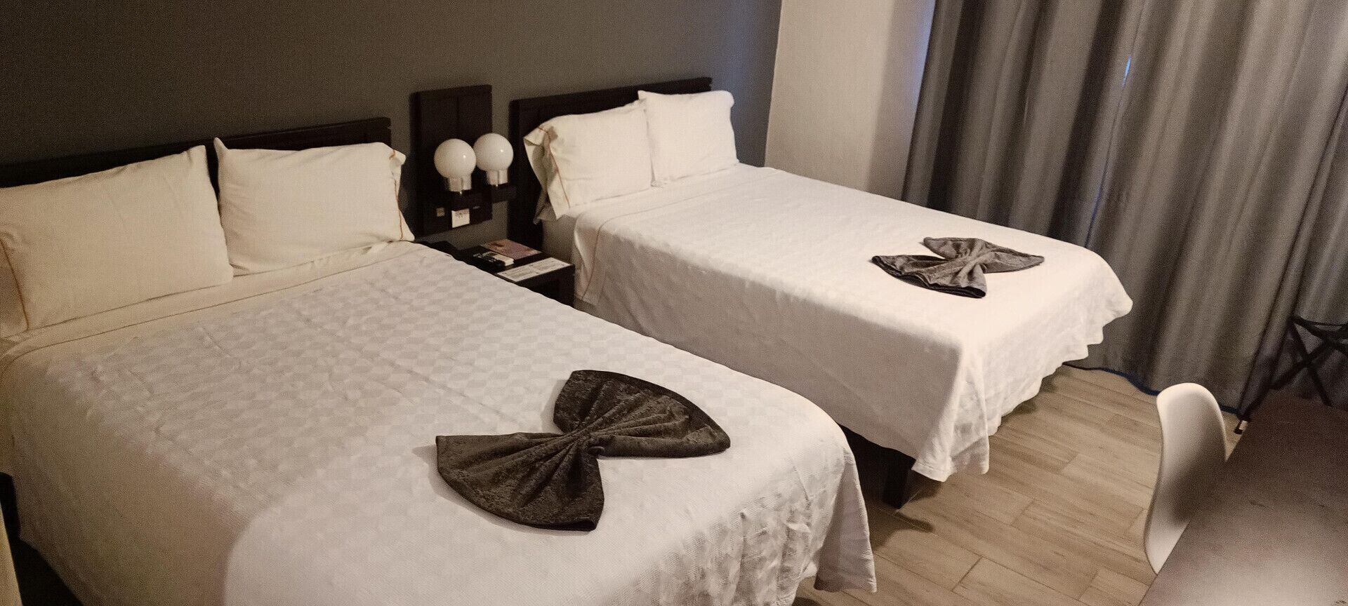 Tabla de planchar con plancha, wifi gratis y ropa de cama 