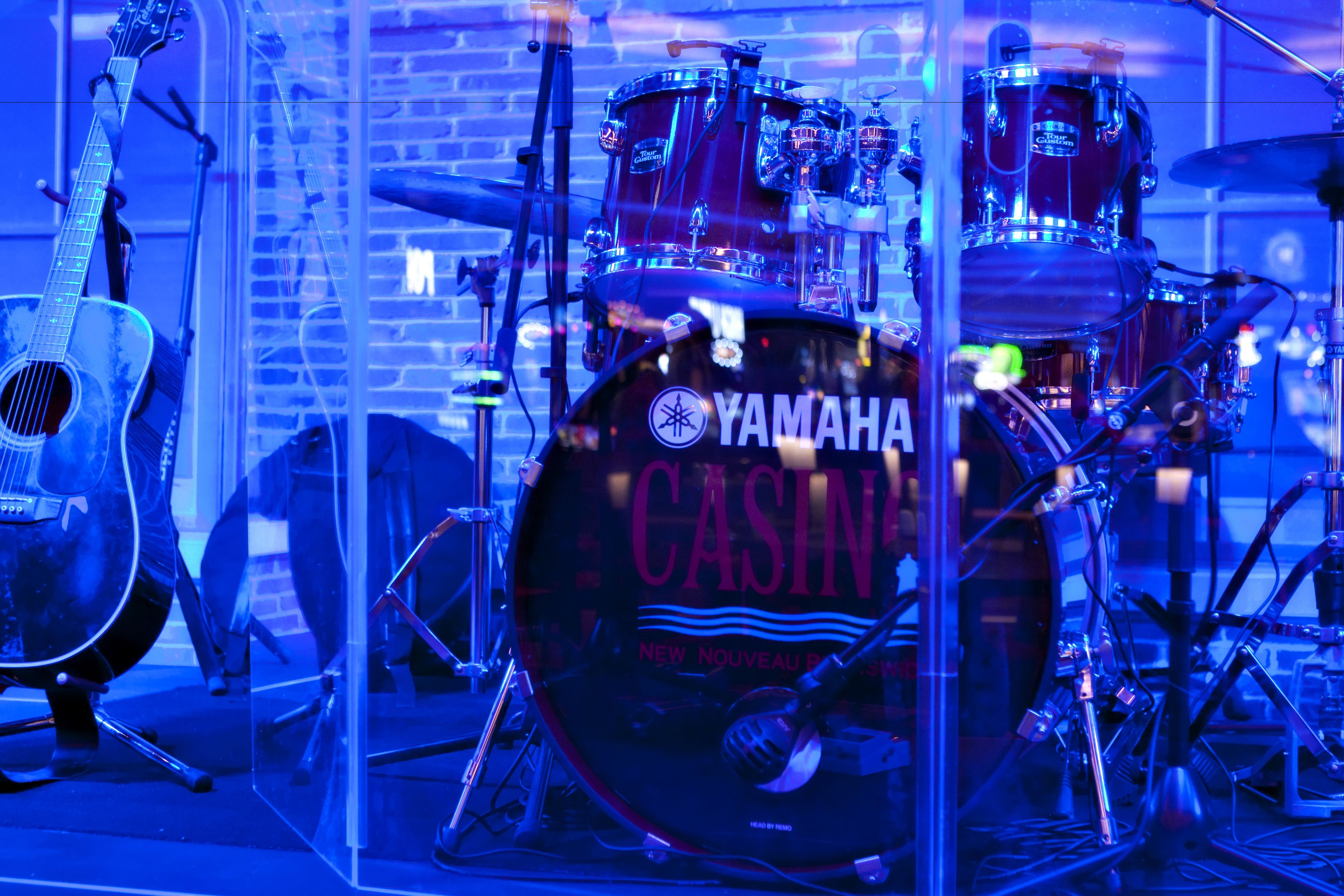 serves lunch and dinner