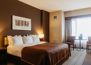 Kamar Deluks, 1 Tempat Tidur King | Brankas, meja kerja, tirai kedap cahaya, dan setrika/meja setrika