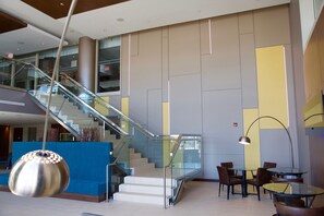 Área de estar no saguão