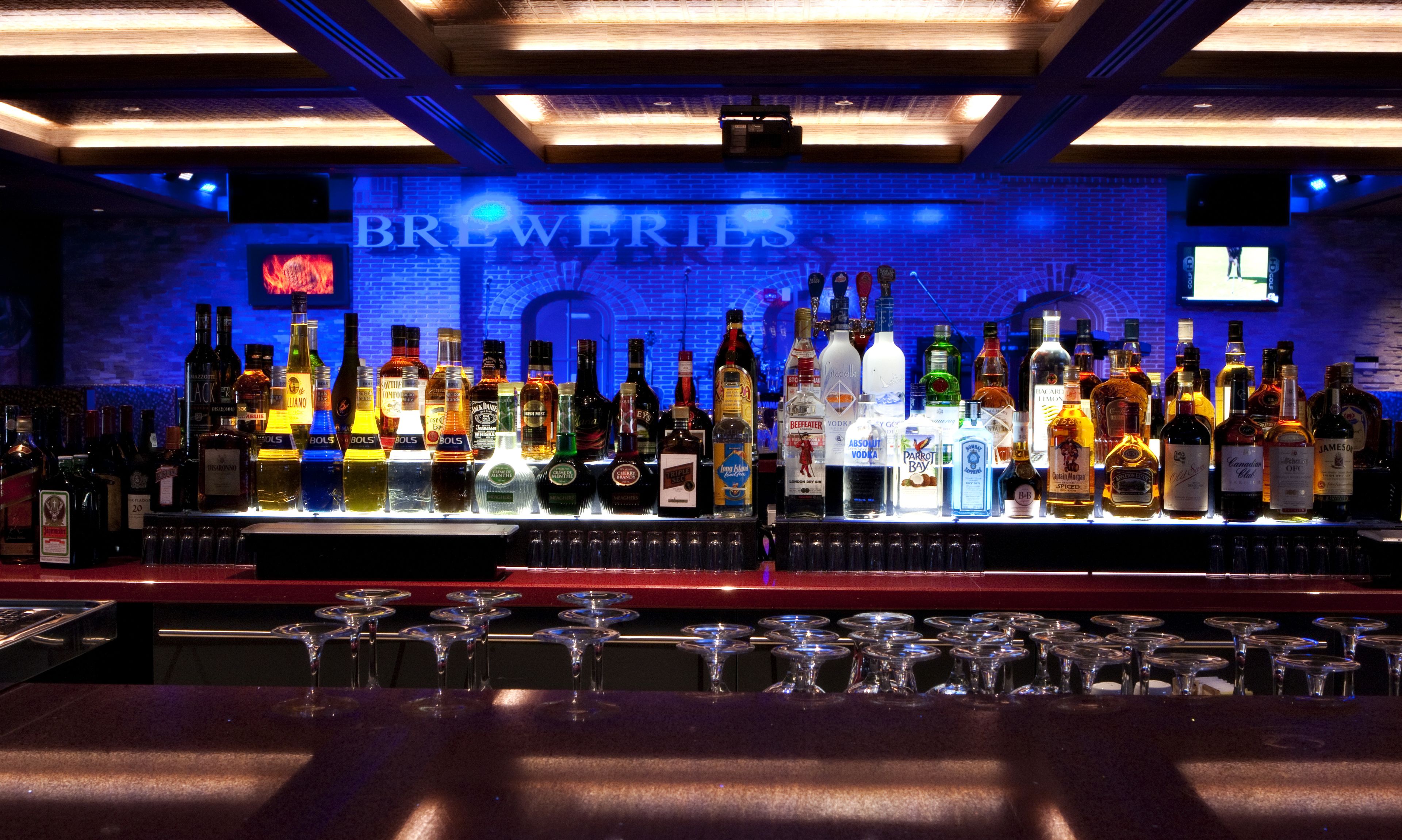 serves lunch and dinner