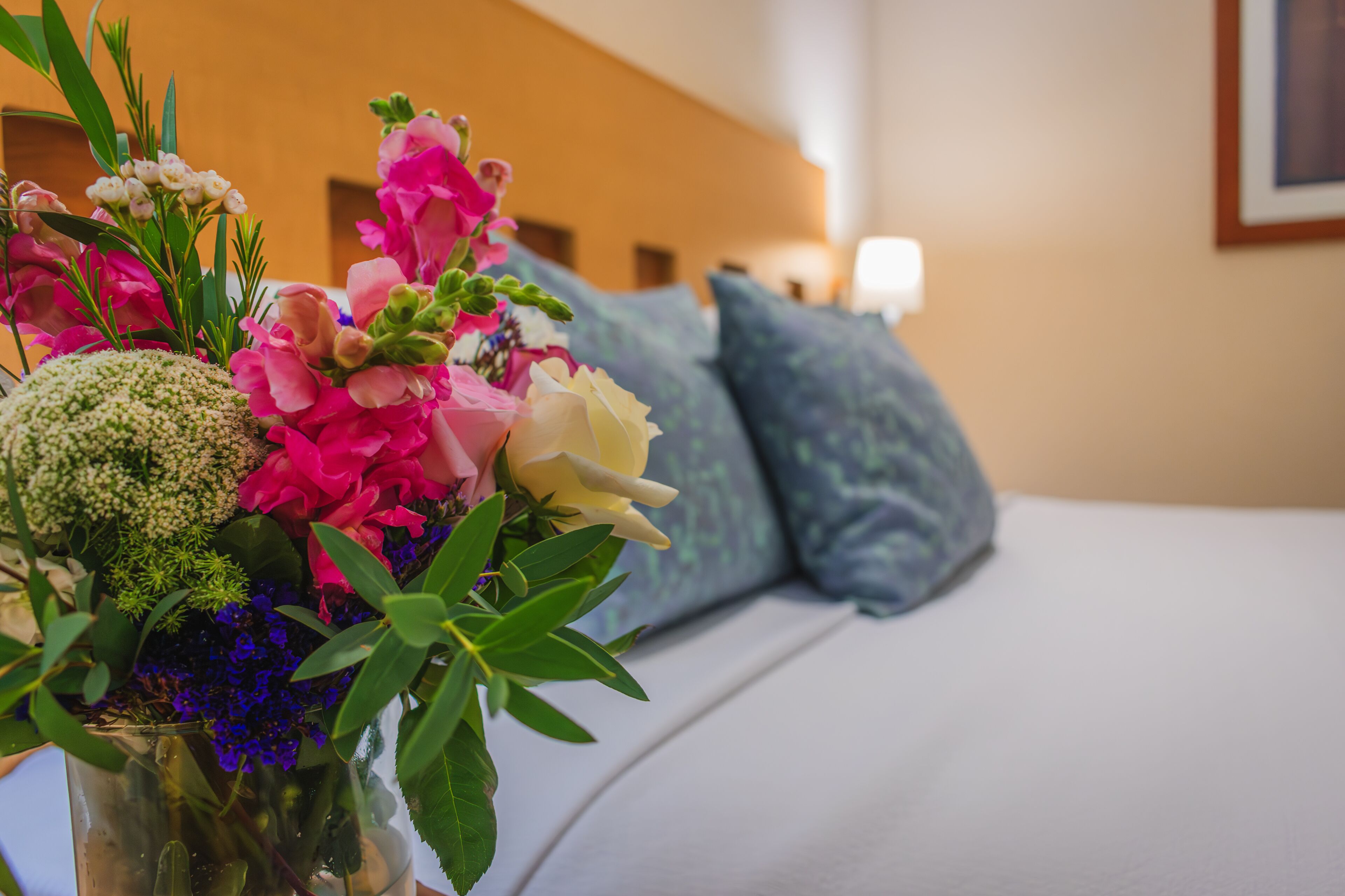 standard room, 1 king bed | in-room safe, iron/ironing board, free wifi, bed sheets