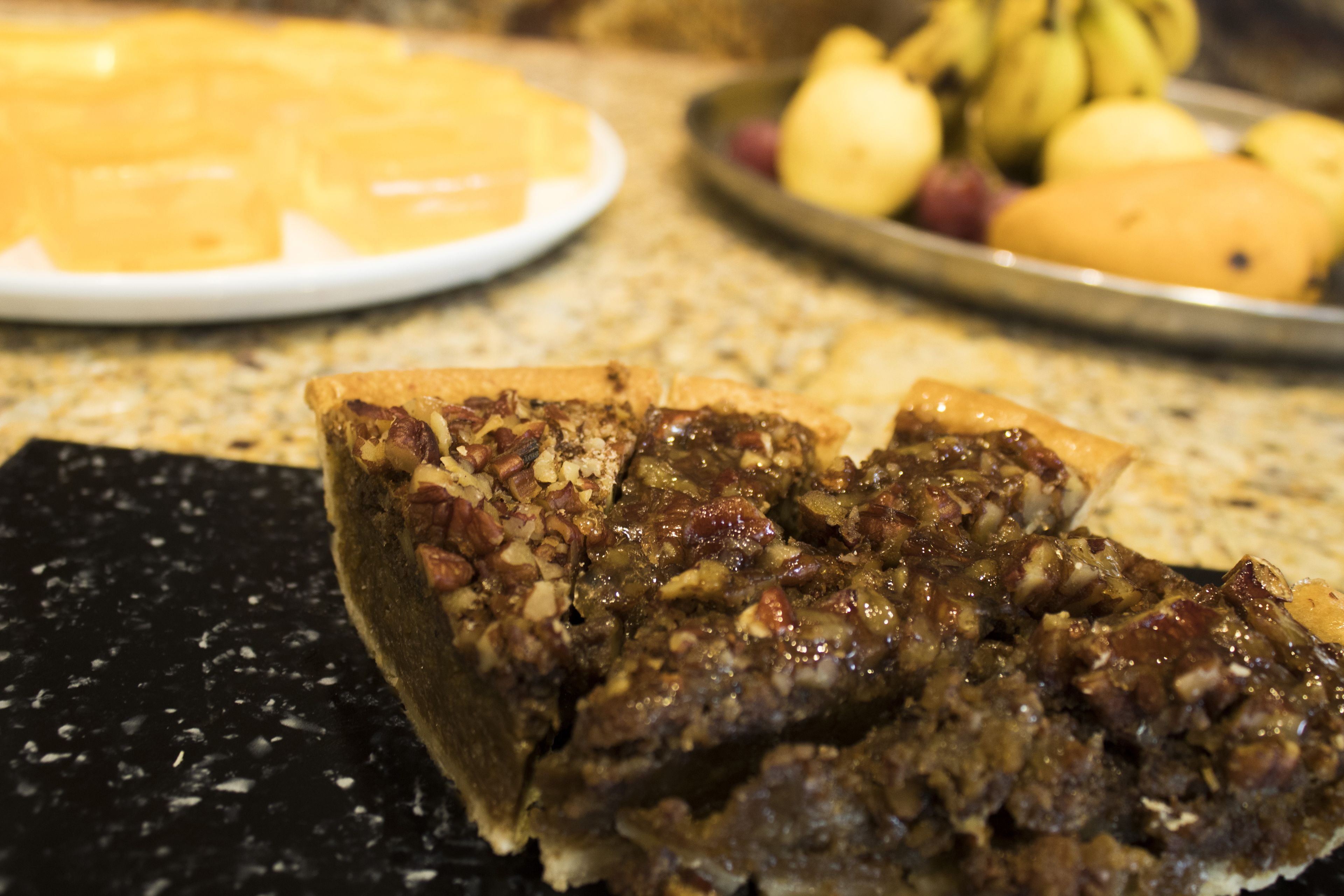 Ein Kuchen mit Pekannüssen auf einer Arbeitsplatte.