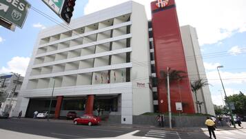 Vista frontal de la propiedad