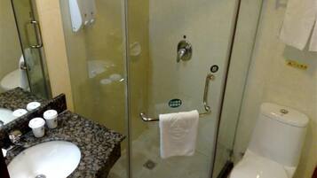 Combined shower/bathtub, free toiletries, hair dryer, slippers