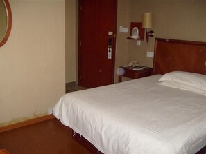 Standard Room, 1 Queen Bed | Desk, blackout curtains, iron/ironing board, free WiFi