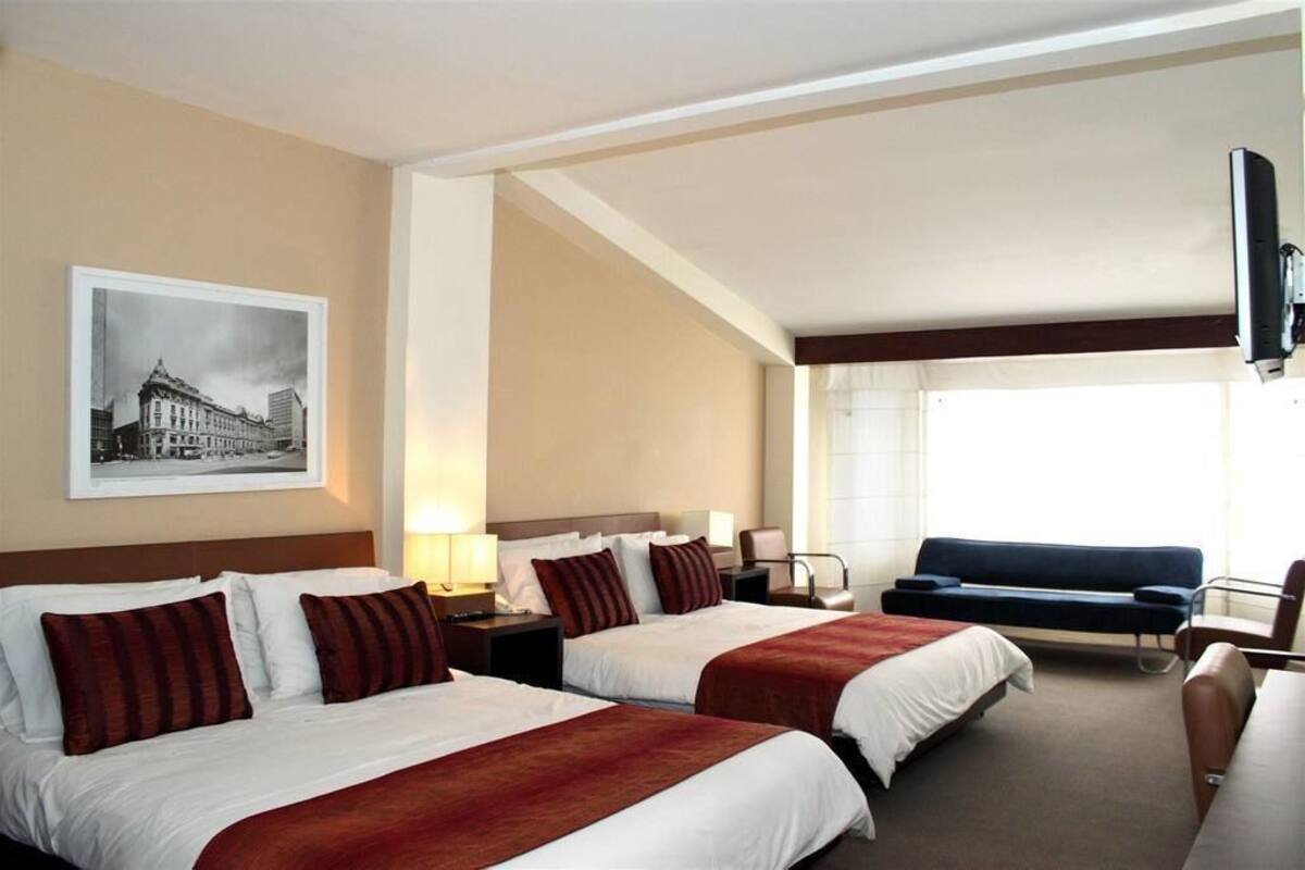 Junior Suite | Minibar, in-room safe, desk, blackout drapes