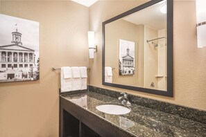Een bad/douchecombinatie, gratis toiletartikelen, een haardroger