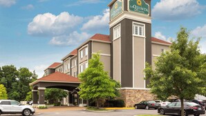 A hotel with a prominent tower featuring the name 'La Quinta Inn Suites'. - La Quinta Inn & Suites by Wyndham Smyrna TN - Nashville (Smyrna)