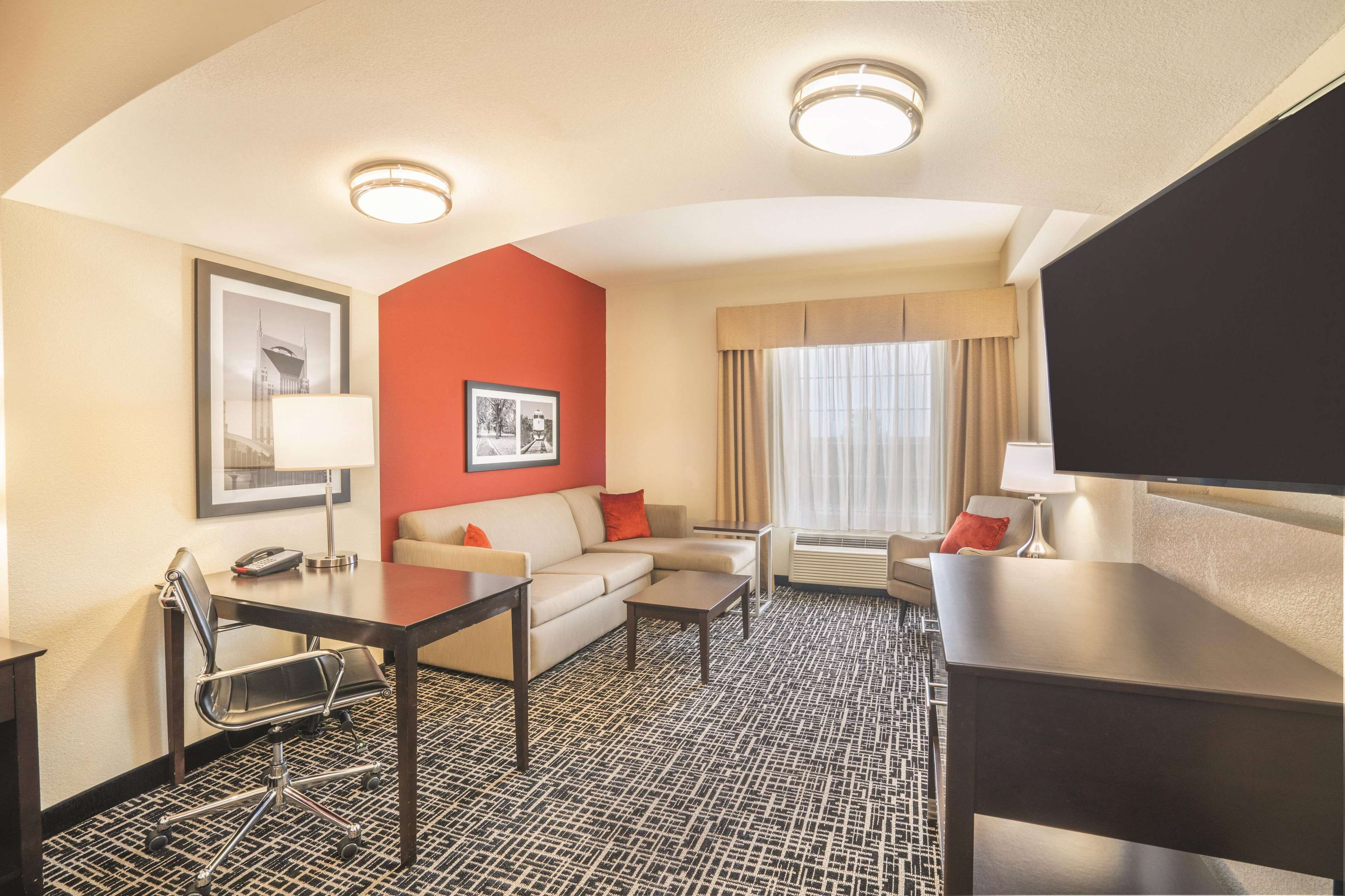 高档床上用品、加厚床垫、办公桌、遮光窗帘