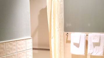 Chambre Standard, 1 grand lit, accessible aux personnes à mobilité réduite | Douche de la salle de bain