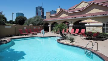 Udendørs pool, parasoller, liggestole