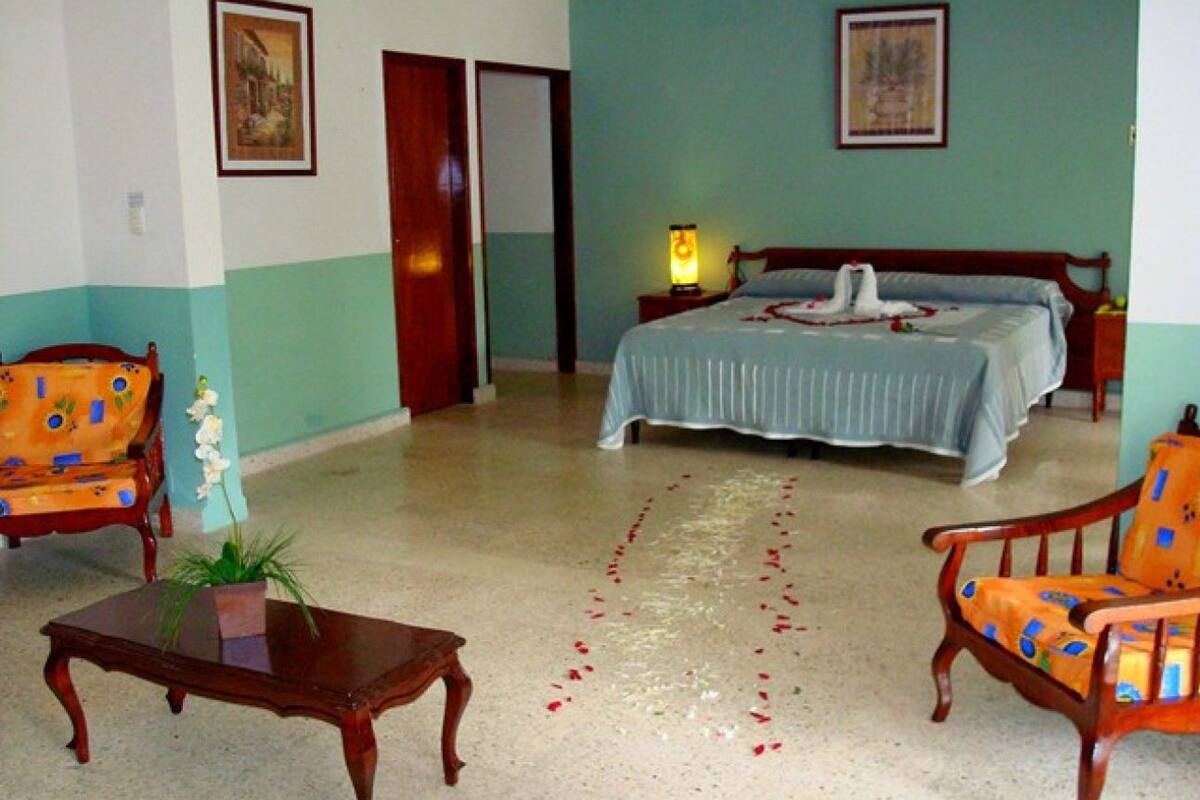 Caja de seguridad en la habitación, despertador y ropa de cama